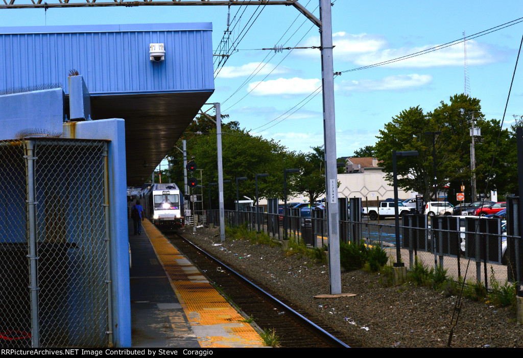 NJT Transit Train # 3262 west on Track 2 led by NJT 4536